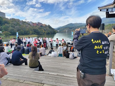 リハーサルを撮影する地元ぴぃす