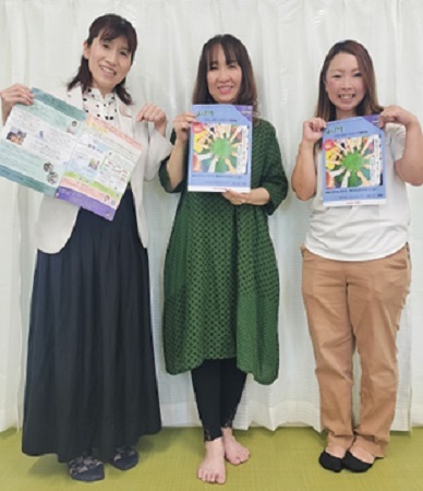 子育て支援ブックを手に記念撮影