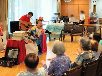 日本の歌で交流するようす