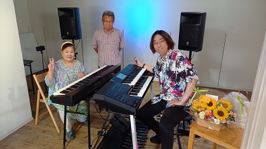 ギャラリー＆カフェ204の長縄さんと創作オペラ「貞奴」プロジェクトの金光さん、大谷泰史さん