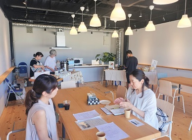 イベントの相談をする河村さん・加納さん