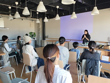 城山テラスでの映画上映会のようす