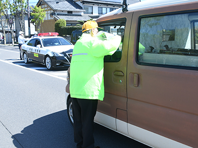 交通安全を呼びかける鷲主副市長