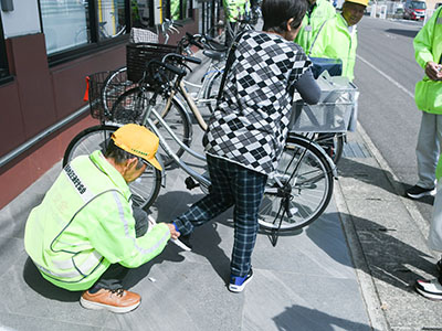 来店者に反射材を貼るチームメンバー