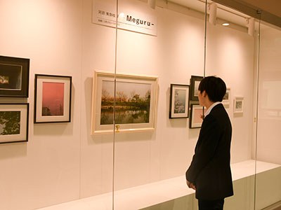 アートウィンドウを鑑賞する、市役所を訪れた方