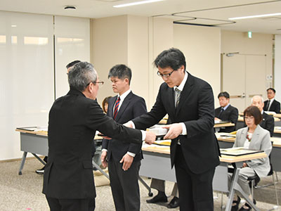 浅野市長から表彰状と記念品を受け取る功労者