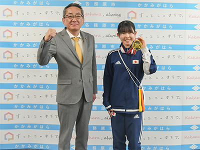 アジア大会出場を報告する、岩井さん