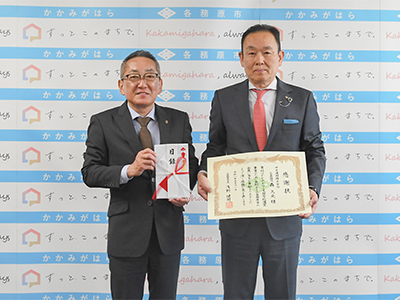 森・代表取締役に感謝状を贈呈した、浅野市長