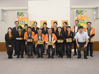 市長と、にんじん弁当の完成を報告した学生らの写真