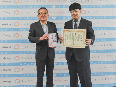 支援学校に寄附をした廣瀬・代表と、感謝状を手渡した浅野市長