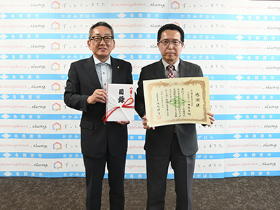 山田康夫・代表取締役と浅野市長