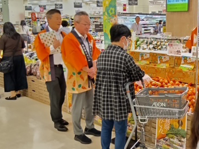 各務原にんじんのPRを行う浅野市長