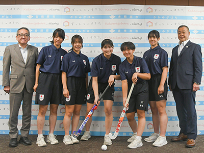 大会出場を報告したメンバー