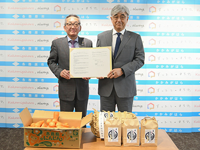 浅野市長と岩佐哲司代表理事組合長の写真