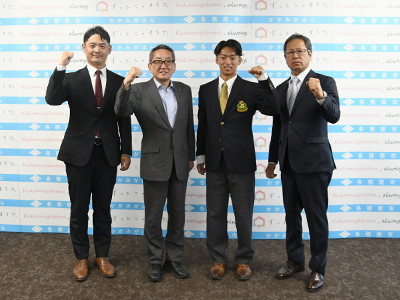 中部学院大学硬式野球部と浅野市長の写真