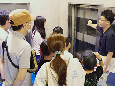 水道施設を見学する参加者