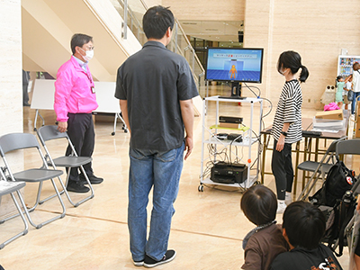自分の姿勢をチェックする来場者