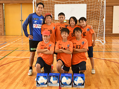 山田直輝選手と代表児童ら