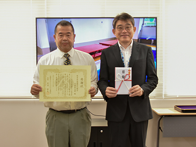 中田正徳支部長と、兒玉哲也校長