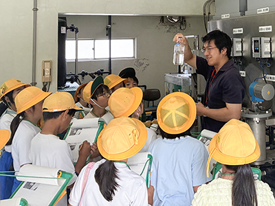 三井水源地を見学する児童