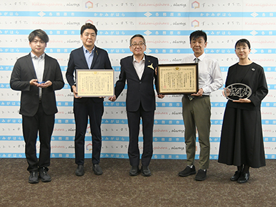 受賞企業と市長の写真