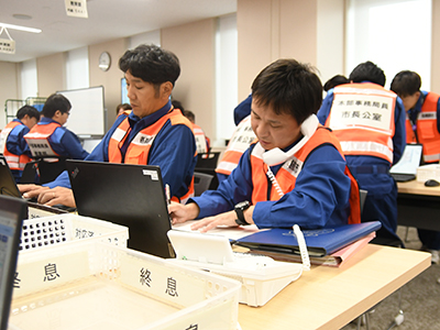災害本部訓練に参加する職員の写真