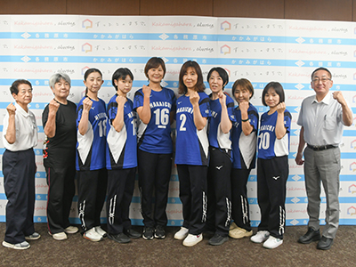 全国大会出場を報告したママさんバレーチーム「那加一クラブ」