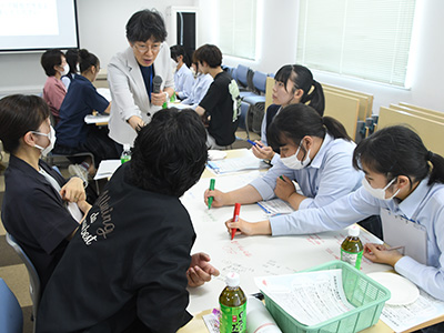 グループの意見をまとめている様子