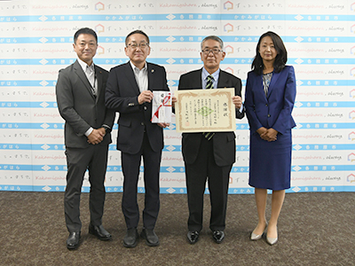 目録を手にした浅野市長らの写真