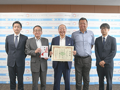 浅野市長と、ピノキオホールディングス代表ら
