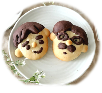 パパの顔型のパンと子どもの顔型のパンが皿の上に並んでいる