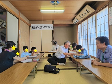 勉強を教わる参加者たち