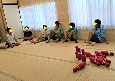 ゲームをする子どもたちのようす