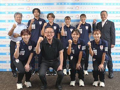 浅野市長と記念写真を撮る日本代表選手ら