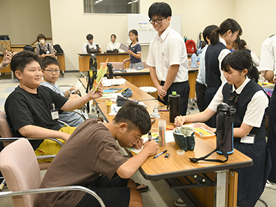 ポップを作る児童生徒の写真