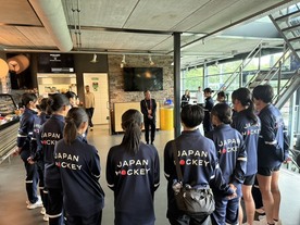 U18女子代表を激励する浅野市長の写真