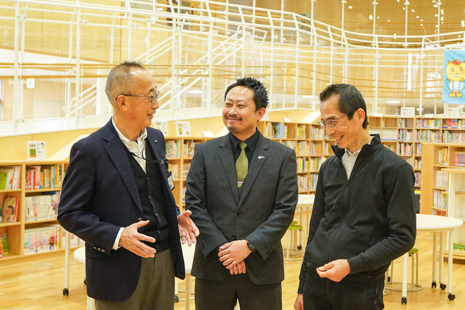 会話する和田さん、大谷さん、古田さん