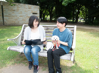 お客さんと話す黒岩さん