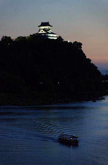 木曽川と犬山城の夕暮れ、屋形船、月と金星の写真