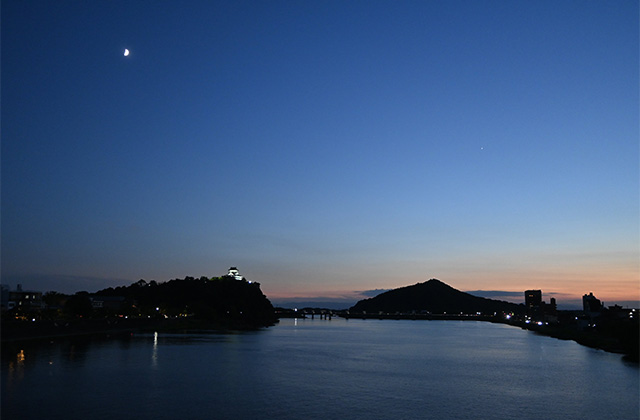 木曽川と犬山城の夕暮れ、屋形船、月と金星の写真