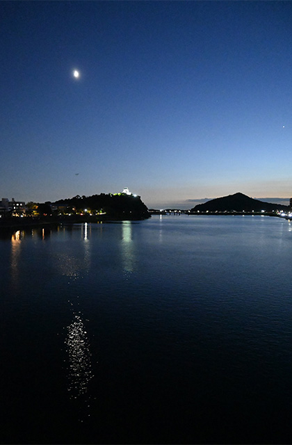 木曽川と犬山城の夕暮れ、屋形船、月と金星の写真