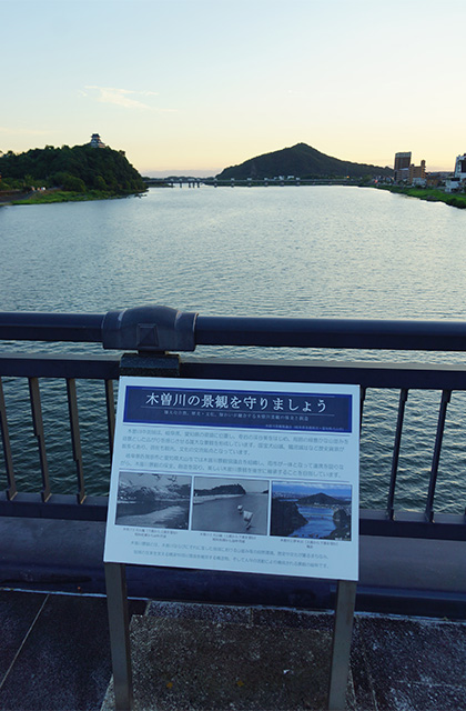 木曽川と犬山城の夕暮れ、屋形船、月と金星の写真
