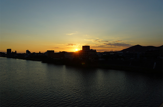 木曽川と犬山城の夕暮れ、屋形船、月と金星の写真