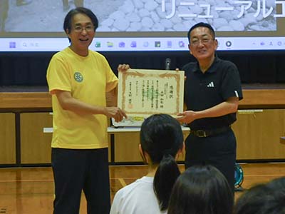ロータリークラブ会長に、感謝状を渡す浅野市長