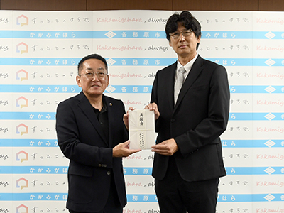 目録を手にした浅野市長と榎本理事長の写真