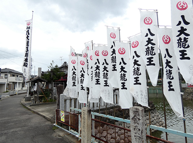 秋雨の合間のおがせ池の写真