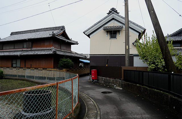 皆楽座と坊の塚古墳、鵜沼羽場町の情緒ある町並みの写真