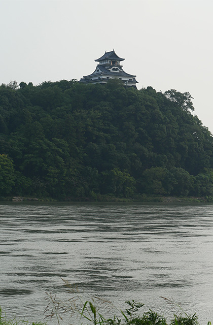増水した木曽川と濁流に洗われた河畔遊歩道の写真