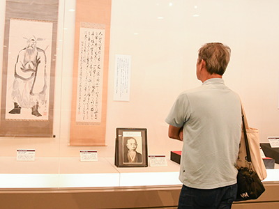 展示品に見入る、来場者