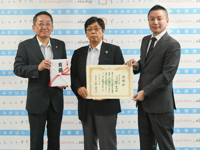 株式会社阿部工務店から寄附目録を受け取り、感謝状を手渡す様子